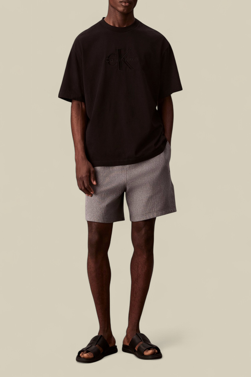 תמונת כל הלוק של חולצת טי